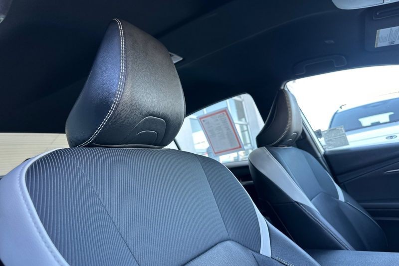 Toyota Camry Vehicle Full-screen Gallery Image 16