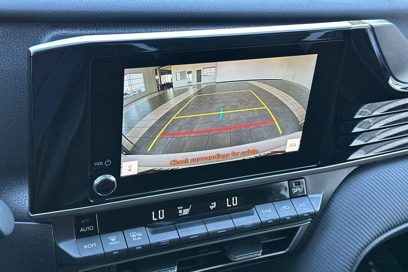 Toyota Camry Vehicle Full-screen Gallery Image 18