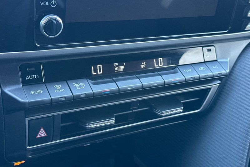 Toyota Camry Vehicle Full-screen Gallery Image 19