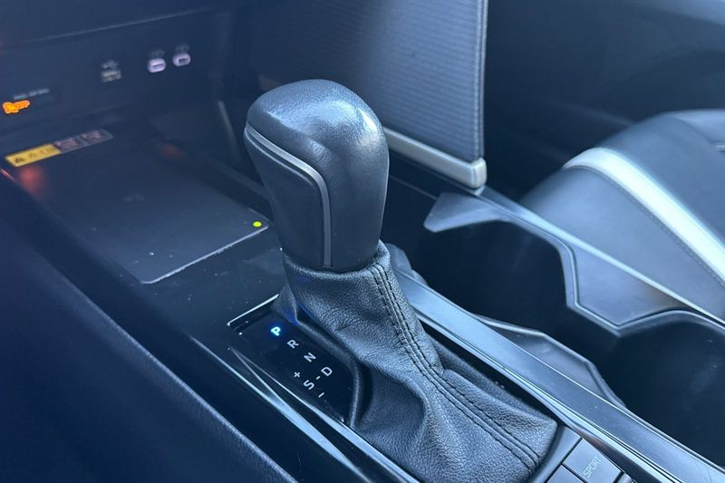 Toyota Camry Vehicle Full-screen Gallery Image 20