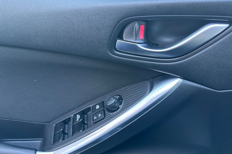 Mazda CX-5 Vehicle Full-screen Gallery Image 11
