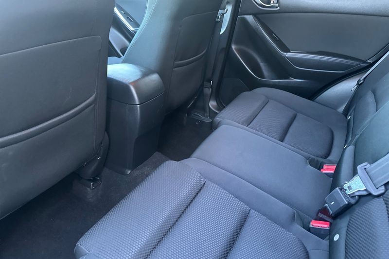 Mazda CX-5 Vehicle Full-screen Gallery Image 12