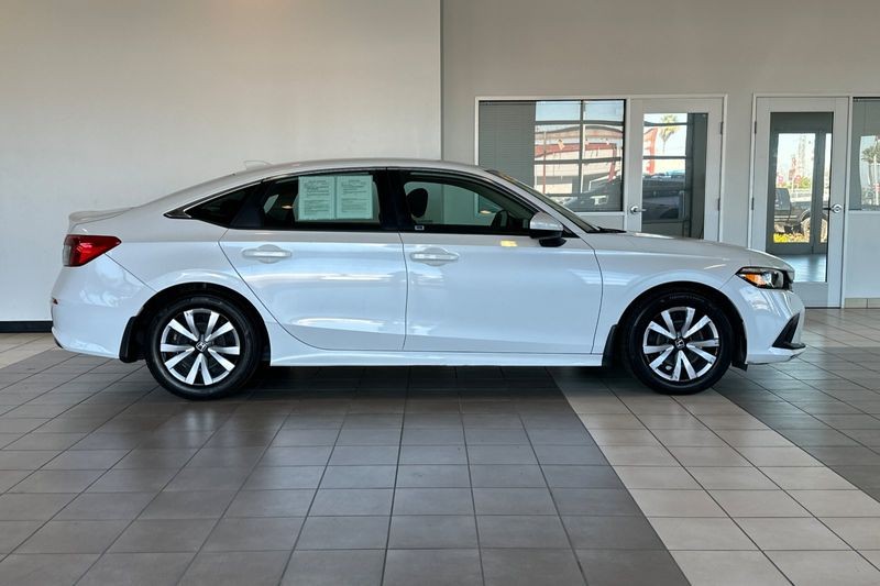 Honda Civic Sedan Vehicle Full-screen Gallery Image 03