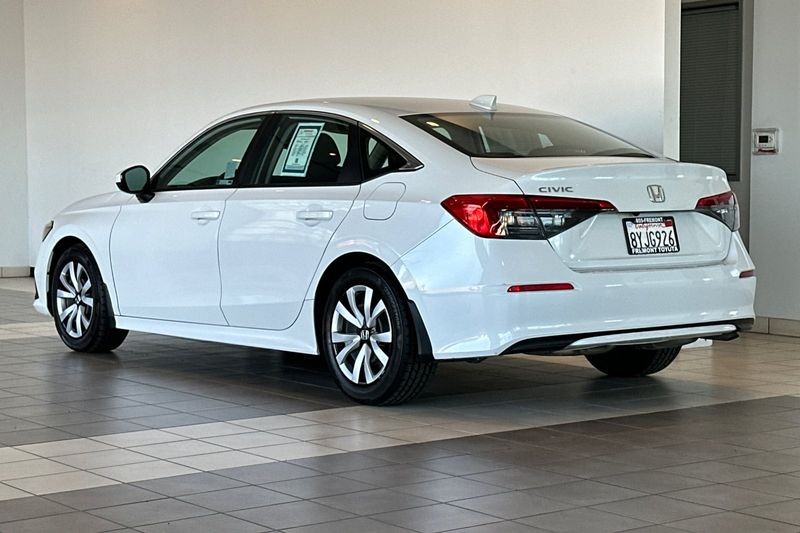 Honda Civic Sedan Vehicle Full-screen Gallery Image 06