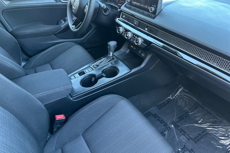 Honda Civic Sedan Vehicle Full-screen Gallery Image 15