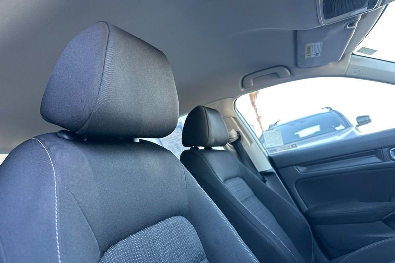 Honda Civic Sedan Vehicle Full-screen Gallery Image 16