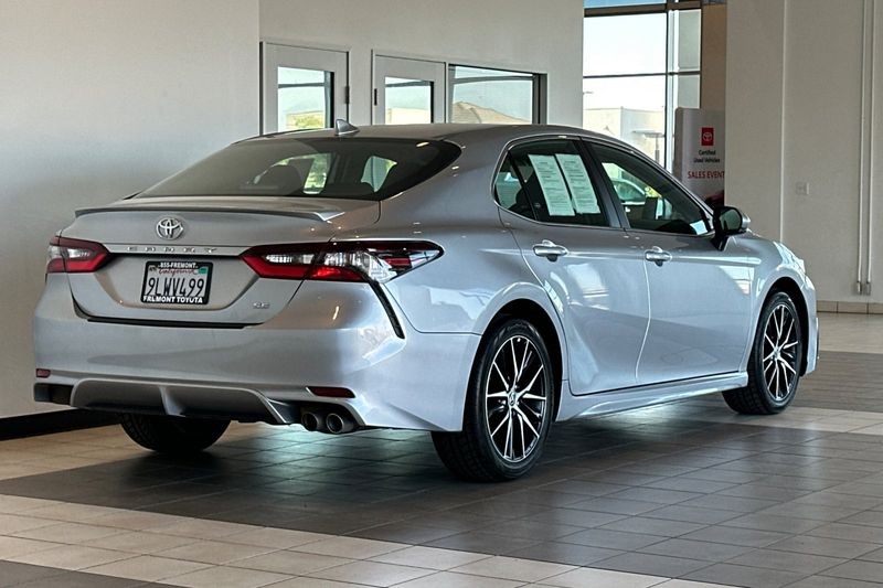 Toyota Camry Vehicle Full-screen Gallery Image 04