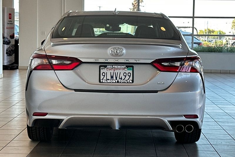 Toyota Camry Vehicle Full-screen Gallery Image 05