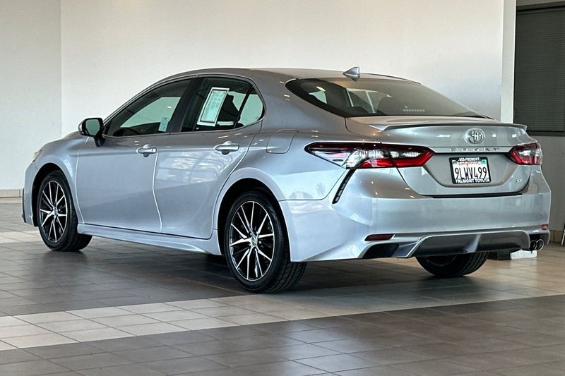 Toyota Camry Vehicle Full-screen Gallery Image 06