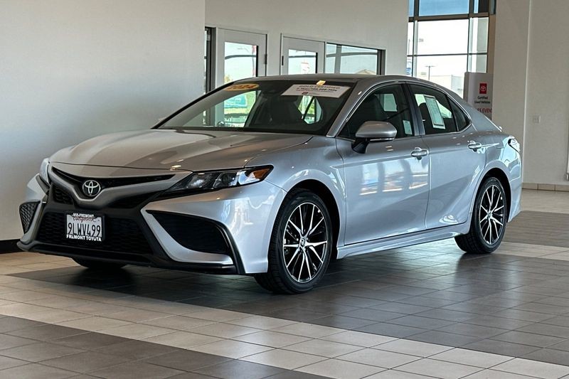 Toyota Camry Vehicle Full-screen Gallery Image 08