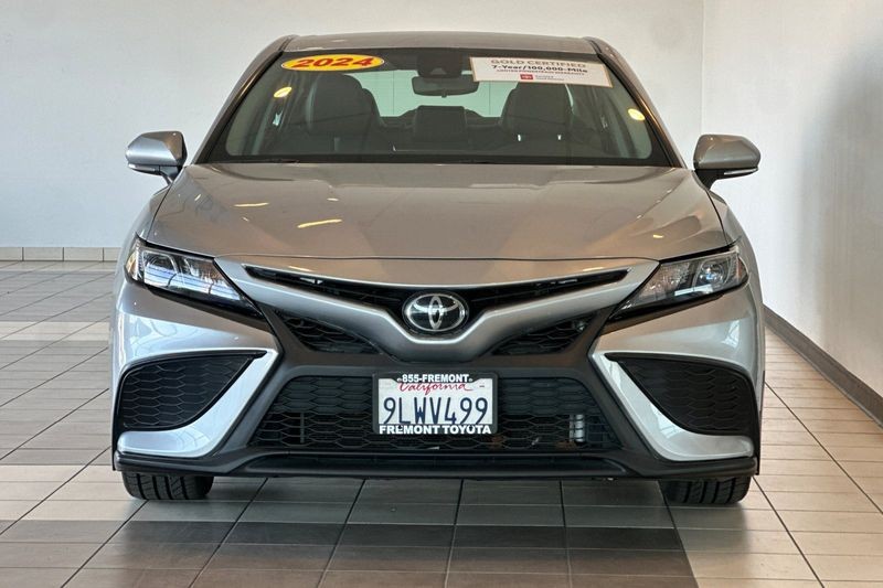 Toyota Camry Vehicle Full-screen Gallery Image 09