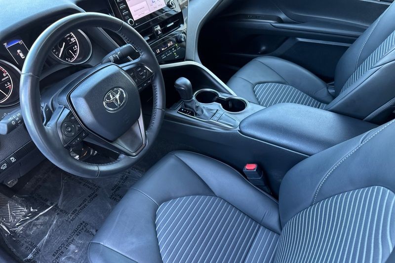 Toyota Camry Vehicle Full-screen Gallery Image 10