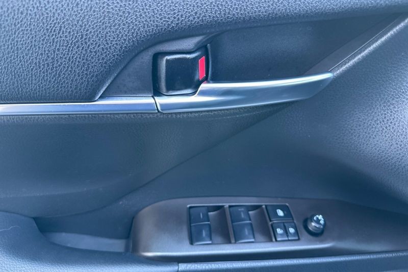 Toyota Camry Vehicle Full-screen Gallery Image 11