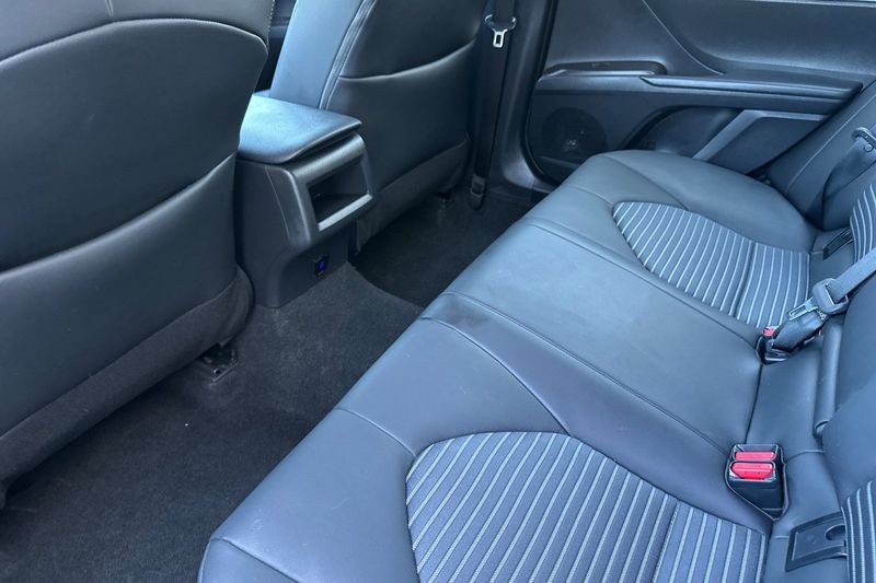 Toyota Camry Vehicle Full-screen Gallery Image 12