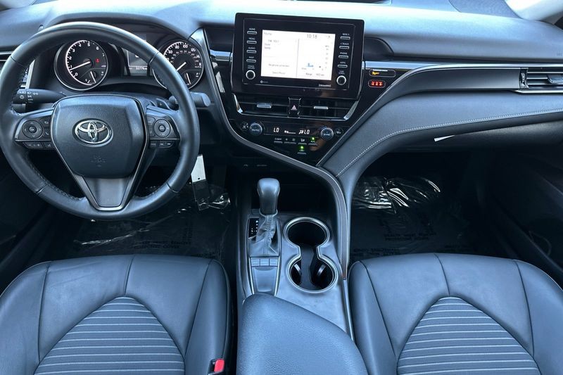 Toyota Camry Vehicle Full-screen Gallery Image 13