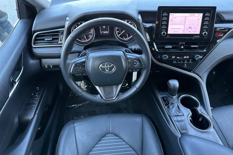 Toyota Camry Vehicle Full-screen Gallery Image 14