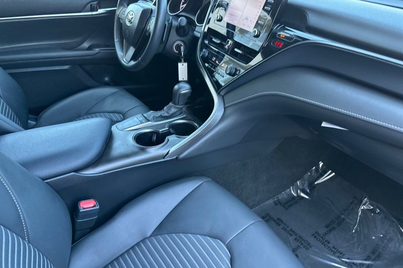 Toyota Camry Vehicle Full-screen Gallery Image 15