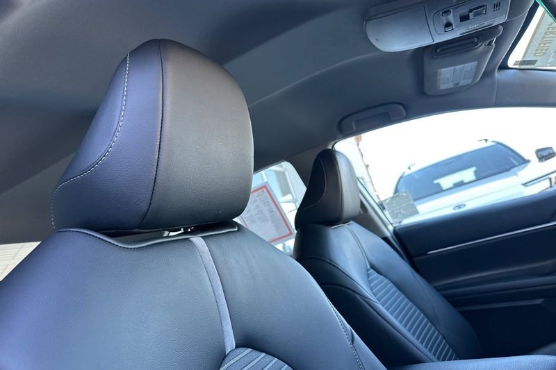 Toyota Camry Vehicle Full-screen Gallery Image 16