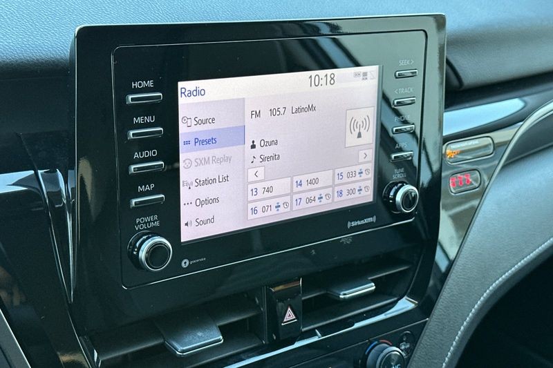 Toyota Camry Vehicle Full-screen Gallery Image 17