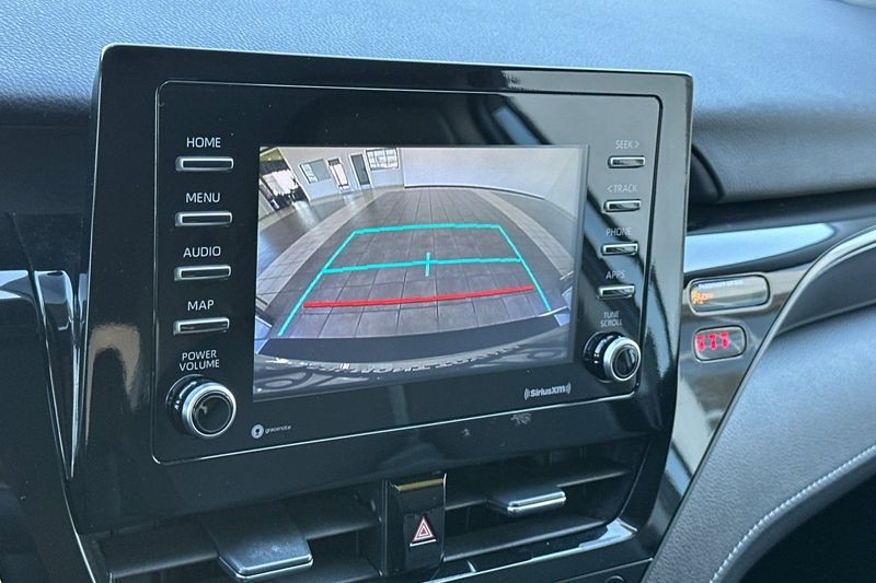 Toyota Camry Vehicle Full-screen Gallery Image 18
