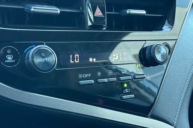Toyota Camry Vehicle Full-screen Gallery Image 19