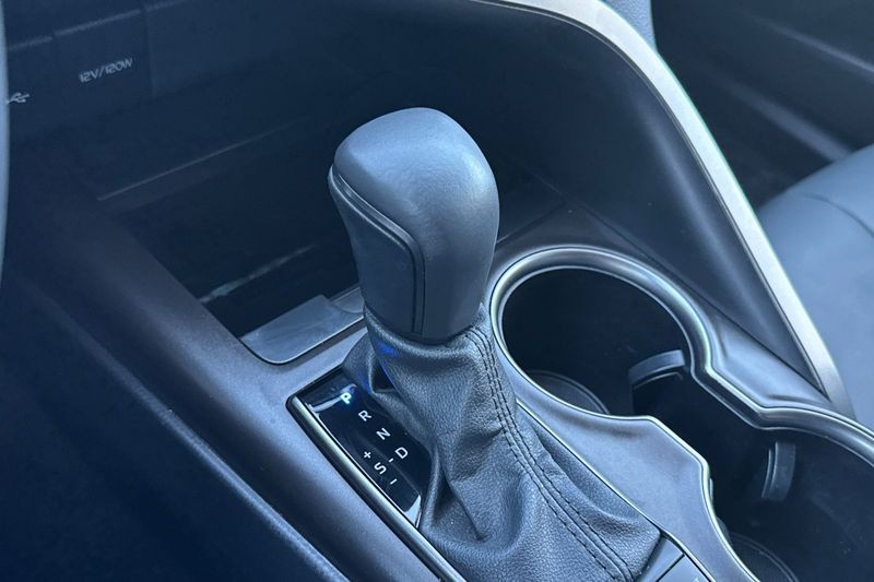 Toyota Camry Vehicle Full-screen Gallery Image 20