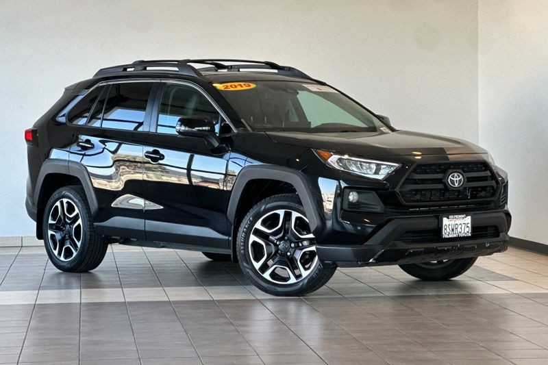 Toyota RAV4 Vehicle Full-screen Gallery Image 02