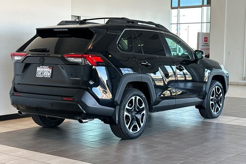 Toyota RAV4 Vehicle Full-screen Gallery Image 04