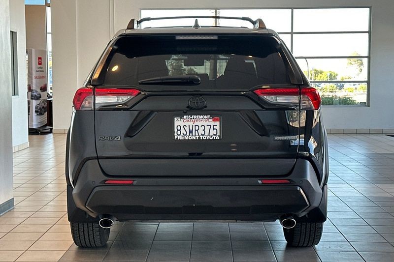 Toyota RAV4 Vehicle Full-screen Gallery Image 05