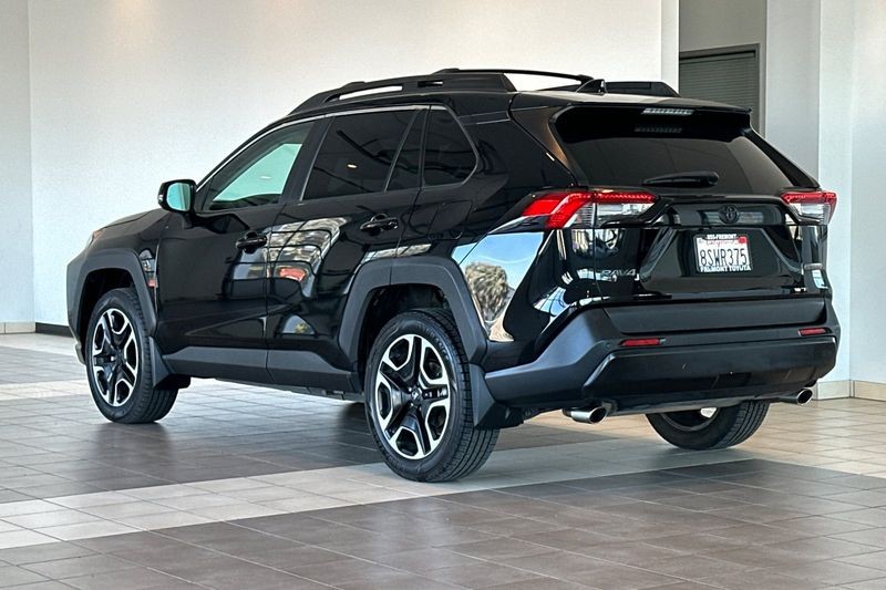 Toyota RAV4 Vehicle Full-screen Gallery Image 06