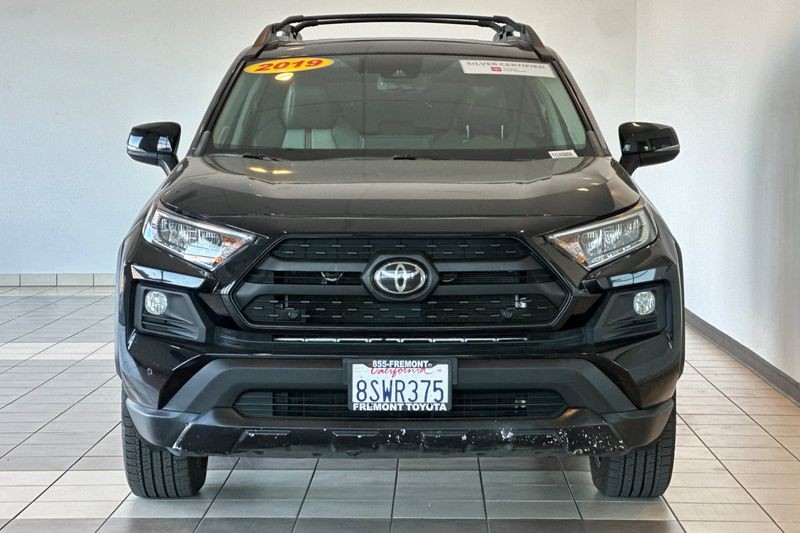 Toyota RAV4 Vehicle Full-screen Gallery Image 09