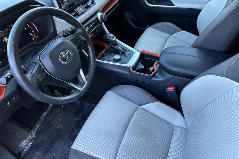Toyota RAV4 Vehicle Full-screen Gallery Image 10