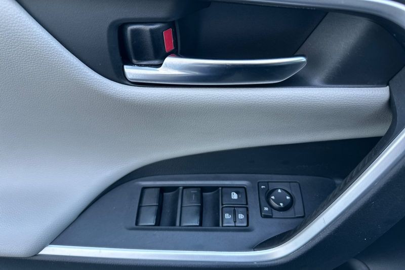 Toyota RAV4 Vehicle Full-screen Gallery Image 11