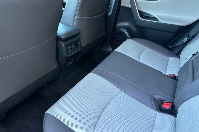 Toyota RAV4 Vehicle Full-screen Gallery Image 12