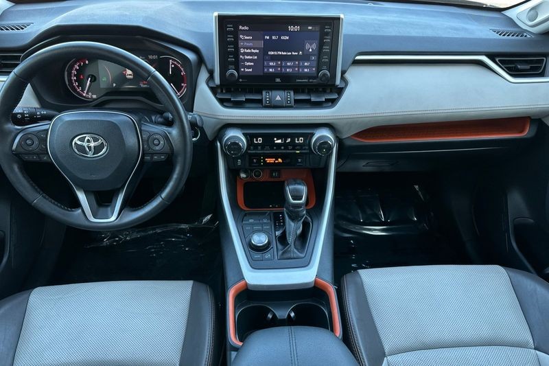 Toyota RAV4 Vehicle Full-screen Gallery Image 13