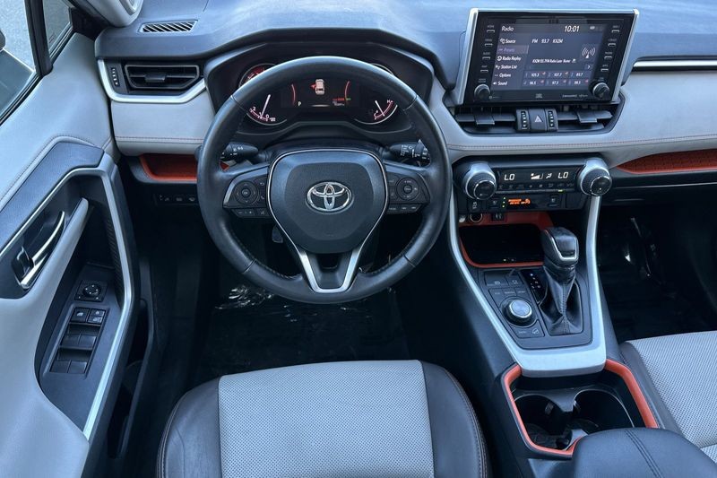 Toyota RAV4 Vehicle Full-screen Gallery Image 14