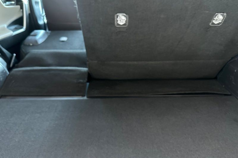 Toyota RAV4 Vehicle Full-screen Gallery Image 15