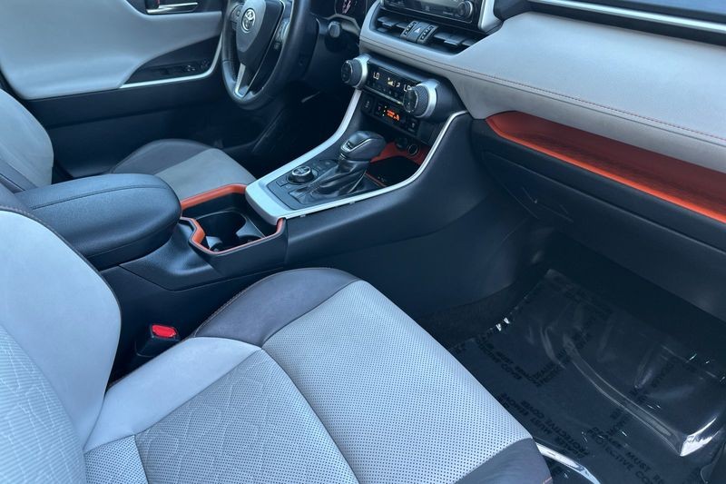 Toyota RAV4 Vehicle Full-screen Gallery Image 16