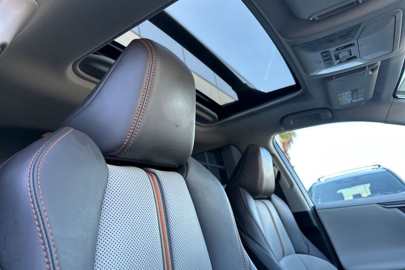 Toyota RAV4 Vehicle Full-screen Gallery Image 17