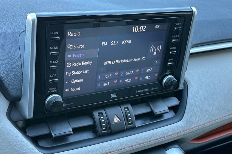 Toyota RAV4 Vehicle Full-screen Gallery Image 18