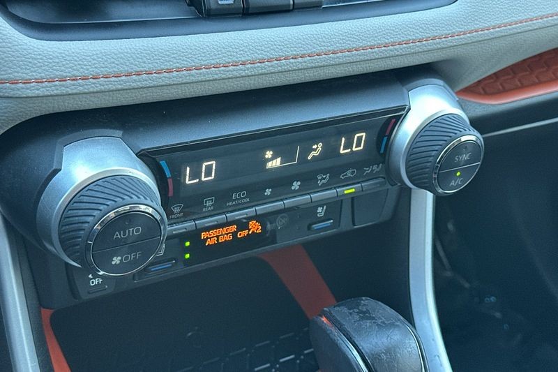Toyota RAV4 Vehicle Full-screen Gallery Image 20