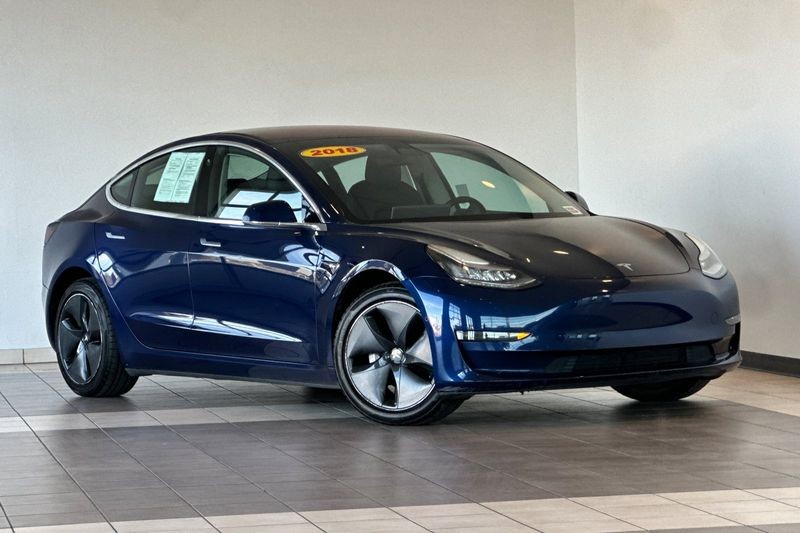Tesla Model 3 Vehicle Full-screen Gallery Image 02