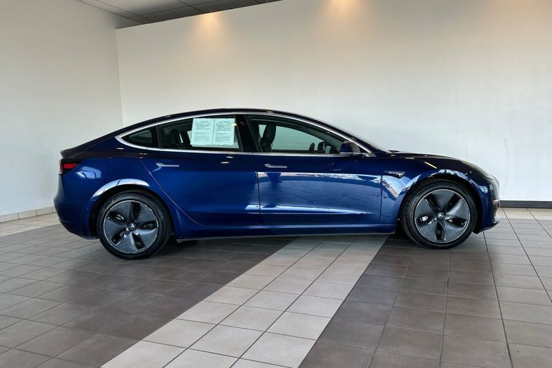 Tesla Model 3 Vehicle Full-screen Gallery Image 03