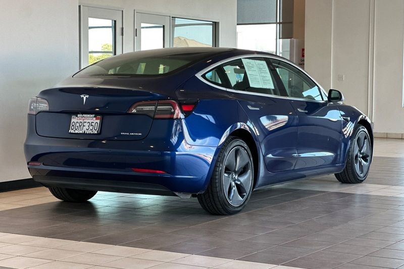 Tesla Model 3 Vehicle Full-screen Gallery Image 04
