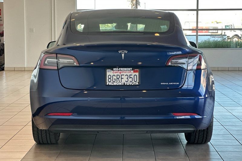 Tesla Model 3 Vehicle Full-screen Gallery Image 05