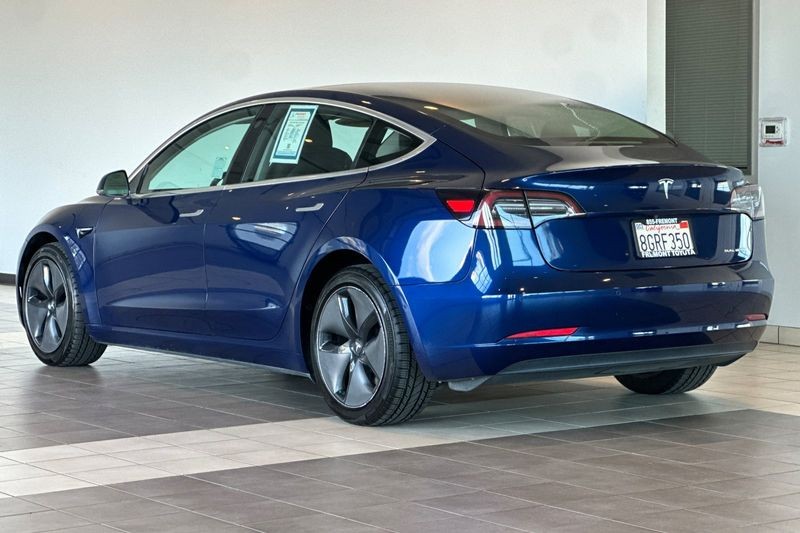 Tesla Model 3 Vehicle Full-screen Gallery Image 06