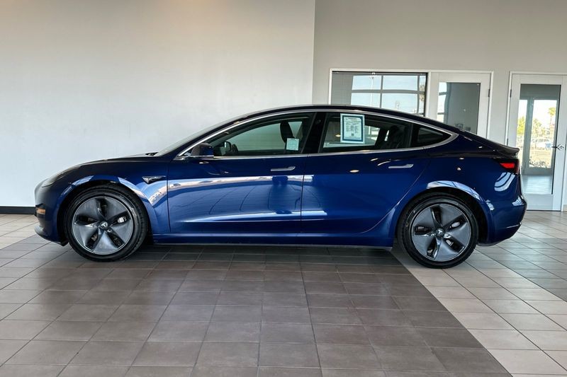 Tesla Model 3 Vehicle Full-screen Gallery Image 07