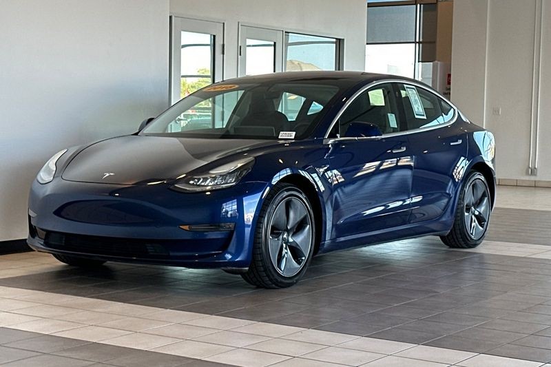 Tesla Model 3 Vehicle Full-screen Gallery Image 08