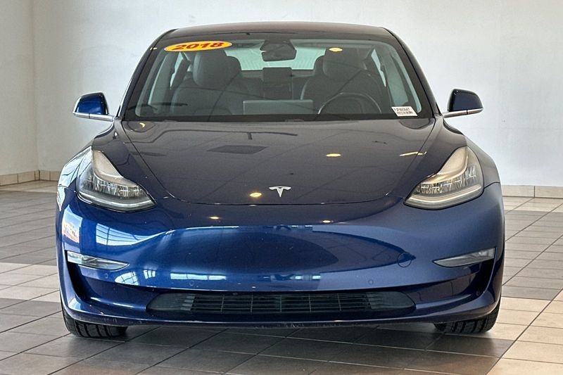 Tesla Model 3 Vehicle Full-screen Gallery Image 09