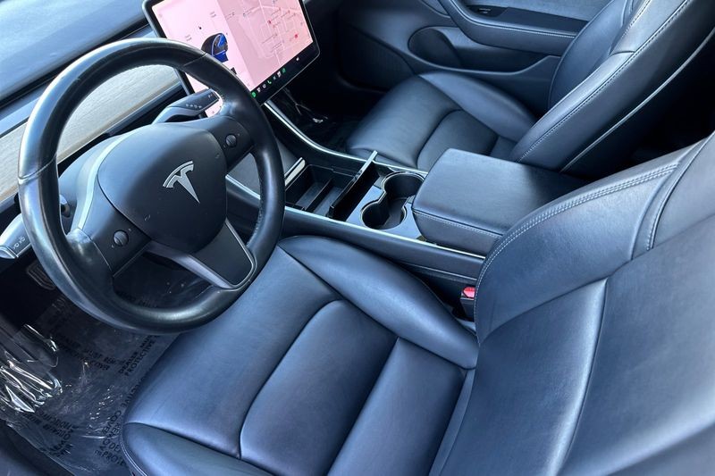 Tesla Model 3 Vehicle Full-screen Gallery Image 10